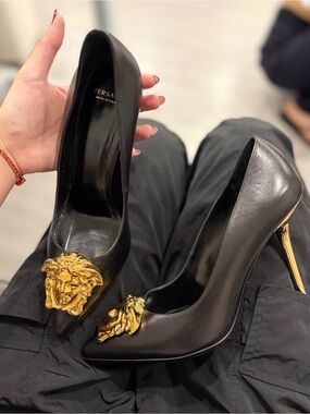 🚩steal Versace Black Leather Pumps with Gold Medusa Accents